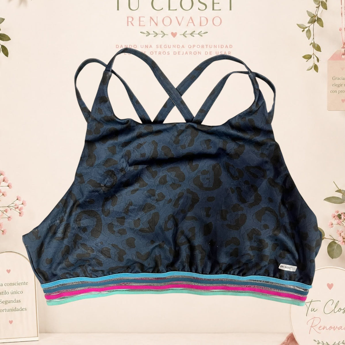 Top deportivo Tuclosetrenovado.cl azul marino con estampado de leopardo negro y tiras cruzadas en la espalda