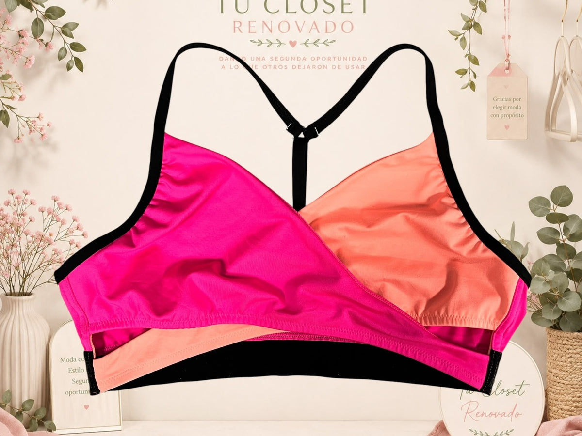 Top deportivo Tuclosetrenovado.cl de estilo cruzado en colores fucsia y naranja con tirantes negros ajustables