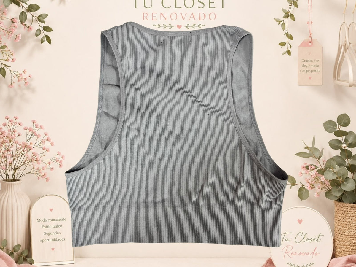 Top deportivo gris de Tuclosetrenovado.cl con textura acanalada y corte sin mangas para entrenamiento