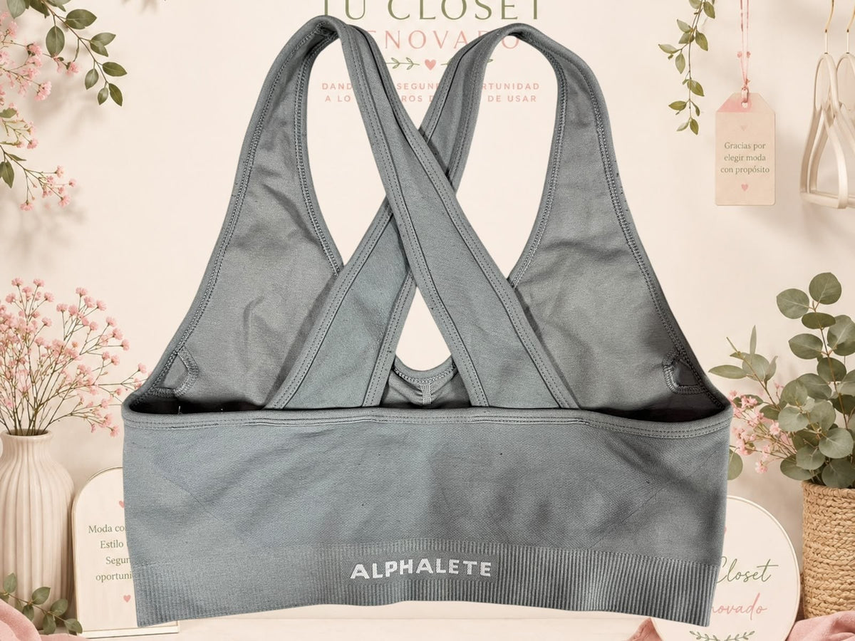 Top deportivo gris de Alphalete con espalda cruzada y banda elástica, disponible en Tuclosetrenovado.cl