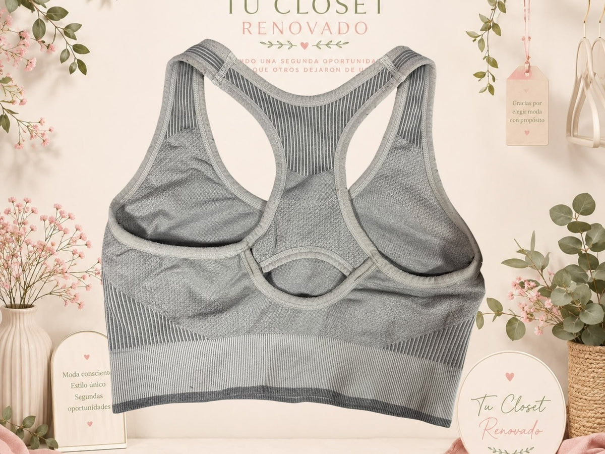Top deportivo gris de Tuclosetrenovado.cl con diseño de espalda nadadora y tejido sin costuras para entrenamiento