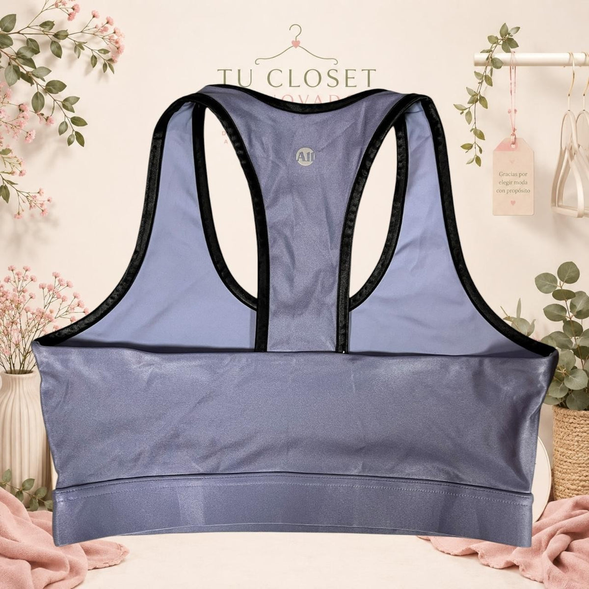 Top deportivo Tuclosetrenovado.cl de color gris metalizado con espalda nadadora y bordes negros para entrenamiento