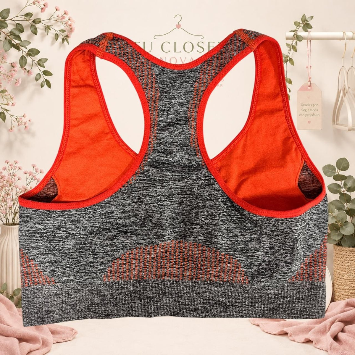 Top deportivo Tuclosetrenovado.cl gris jaspeado con detalles en naranja neón y espalda estilo nadadora