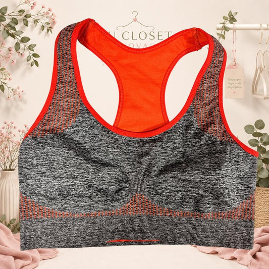 Top deportivo Tuclosetrenovado.cl de estilo racerback en color gris jaspeado con detalles en naranja vibrante