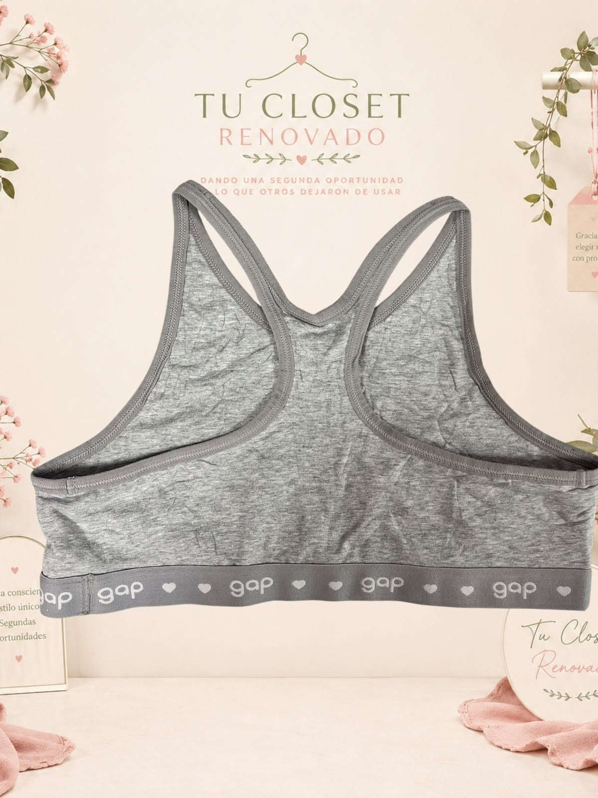 Top deportivo gris de algodón con espalda nadadora y banda elástica con logo de la marca Tuclosetrenovado.cl