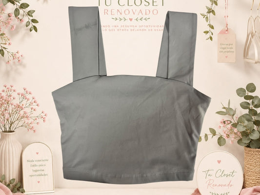 Top deportivo gris de tirantes anchos de Tuclosetrenovado.cl, ideal para entrenamiento o uso casual.