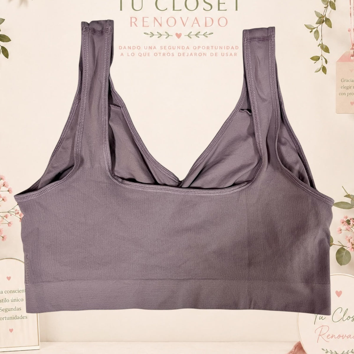 Top deportivo Tuclosetrenovado.cl de color gris con diseño de tirantes anchos y escote en V