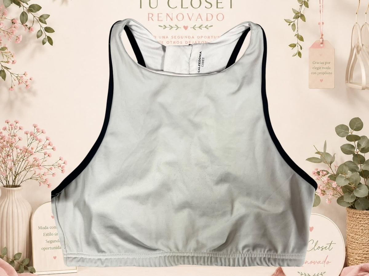 Top deportivo Tuclosetrenovado.cl color gris claro con bordes negros y diseño de espalda nadadora
