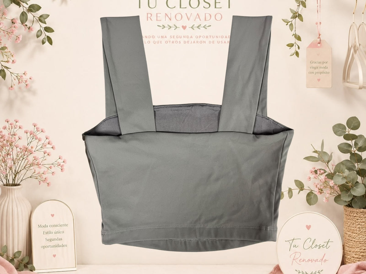 Top deportivo gris de Tuclosetrenovado.cl con tirantes anchos y diseño minimalista para entrenamiento