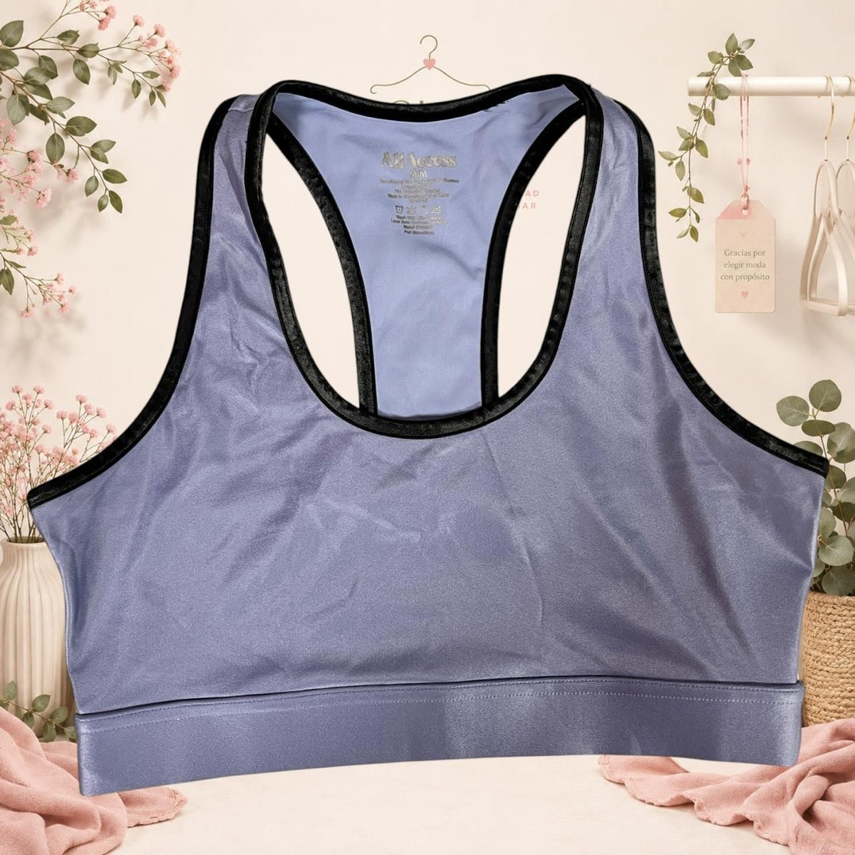 Top deportivo Tuclosetrenovado.cl color lavanda con ribetes negros y espalda estilo nadador para mujer