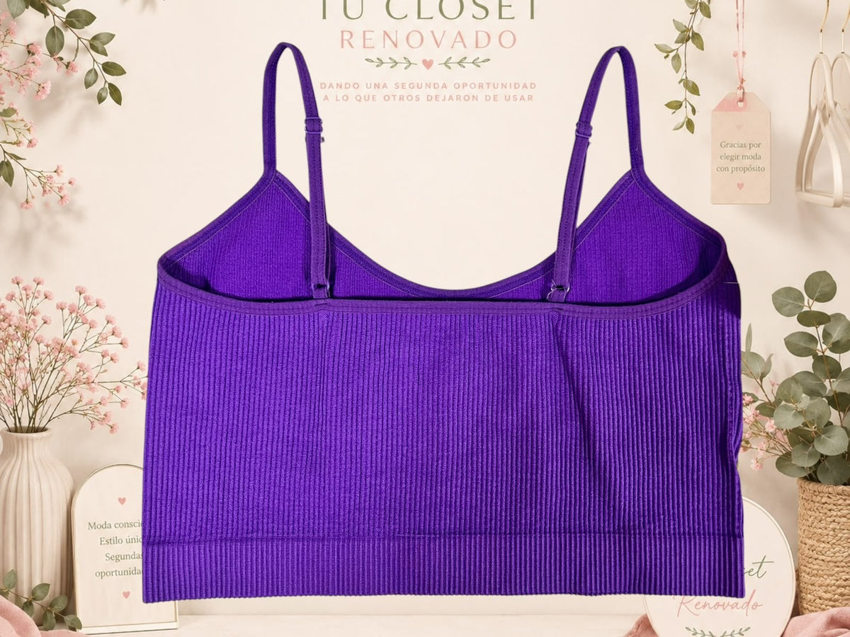 Top deportivo morado de Tuclosetrenovado.cl con textura acanalada, tirantes ajustables y diseño sin costuras.