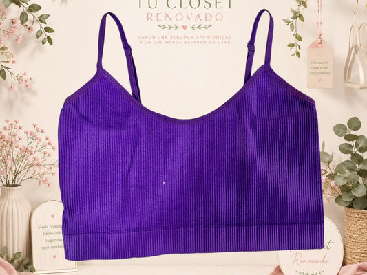 Top deportivo morado de Tuclosetrenovado.cl con textura acanalada, cuello redondo y tirantes finos ajustables.