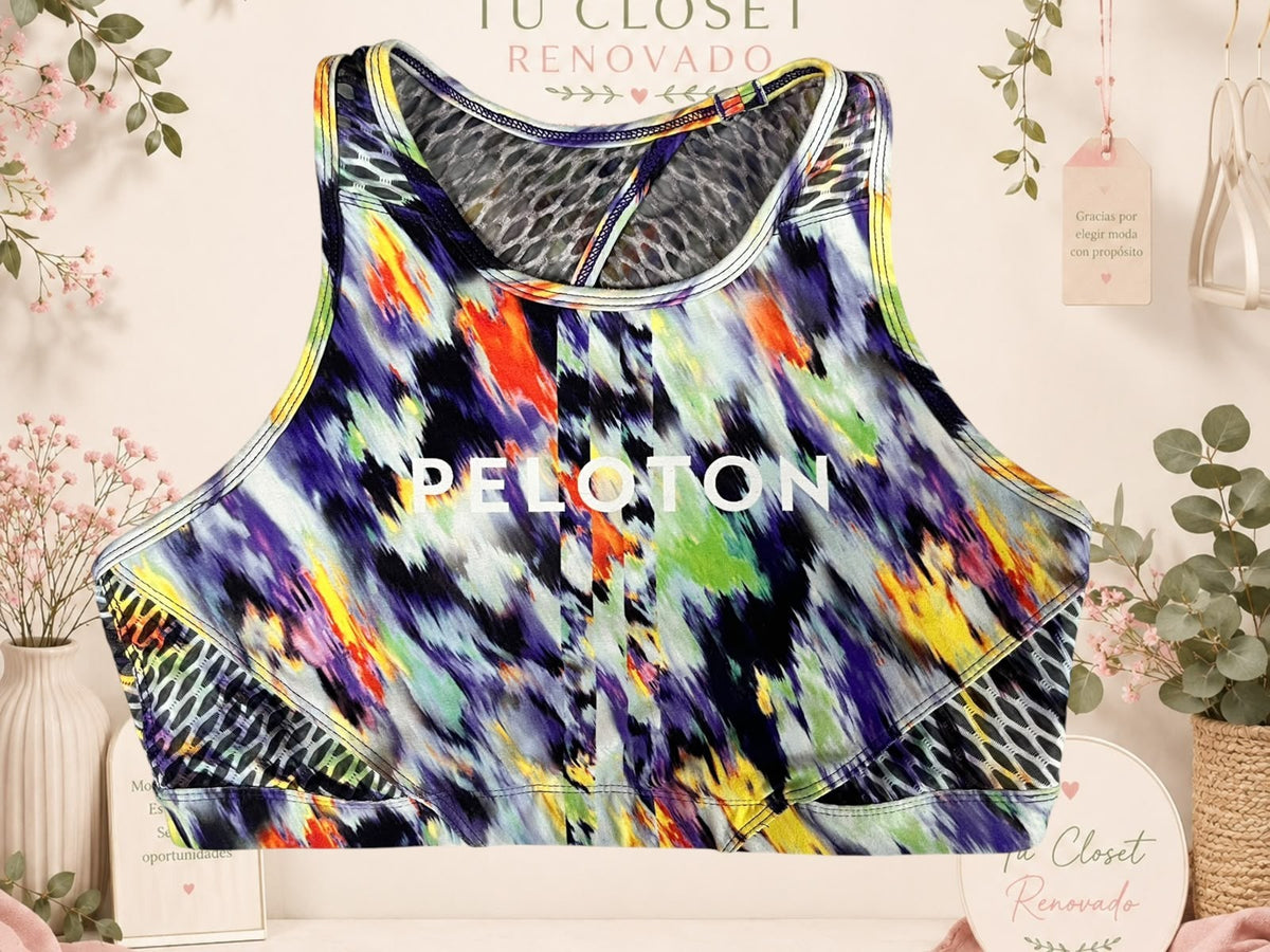 Top deportivo Tuclosetrenovado.cl con estampado abstracto multicolor, cuello redondo y detalles de malla lateral