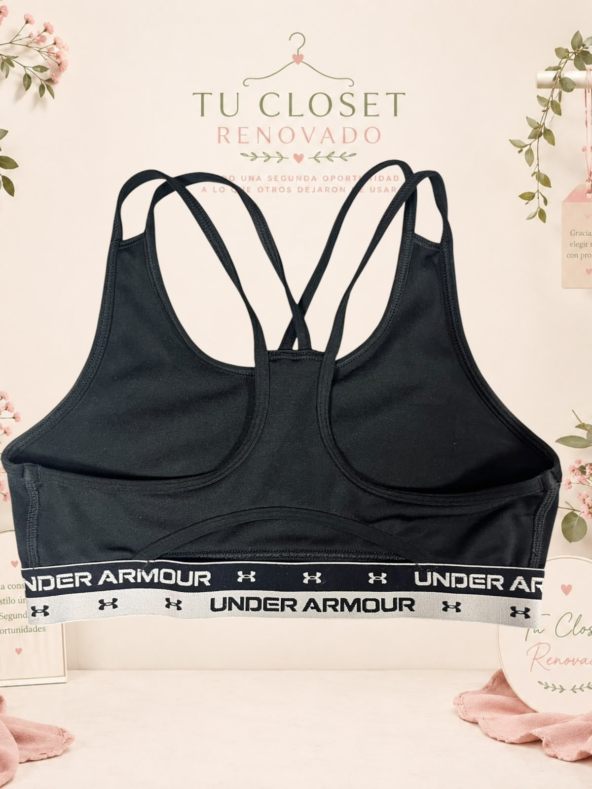Top deportivo negro Under Armour con tiras cruzadas en la espalda, disponible en Tuclosetrenovado.cl