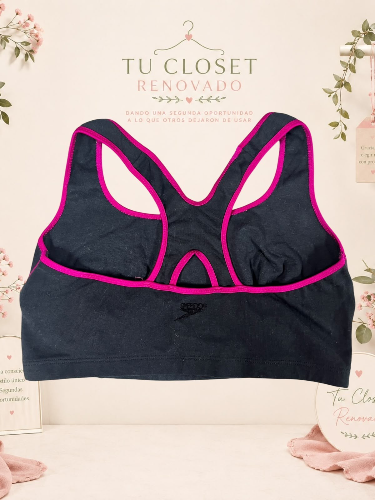 Top deportivo Tuclosetrenovado.cl negro con bordes en fucsia y diseño de espalda nadadora