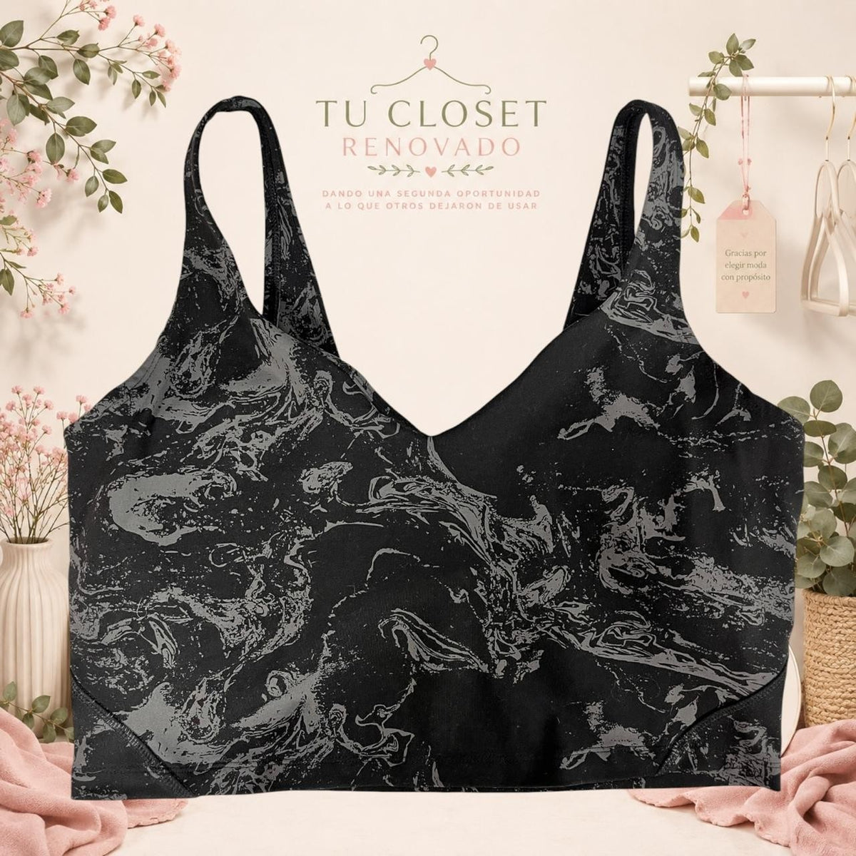 Top deportivo Tuclosetrenovado.cl negro con estampado de mármol gris, diseño de cuello en V y tirantes anchos