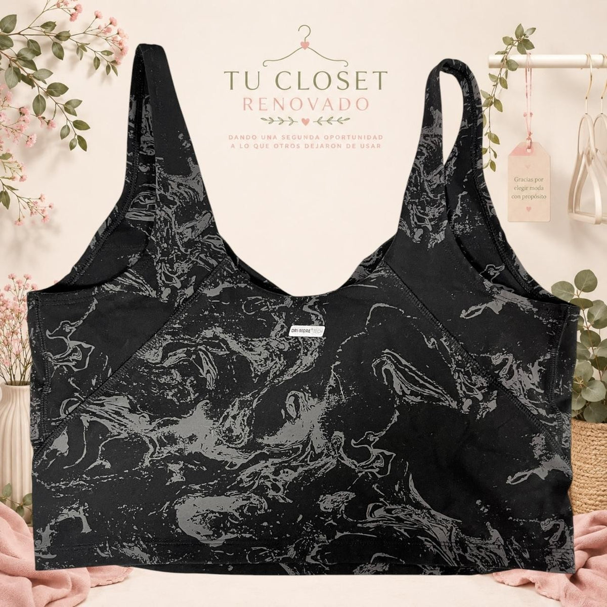 Top deportivo Tuclosetrenovado.cl negro con estampado de mármol gris y tecnología Dri-More Tech para ejercicio