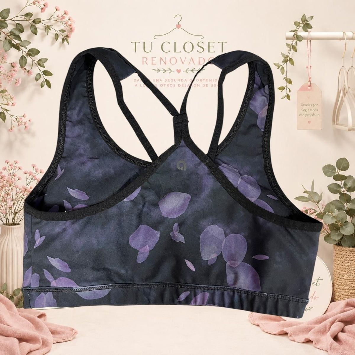 Top deportivo Tuclosetrenovado.cl negro con estampado de pétalos morados y espalda cruzada estilo nadador