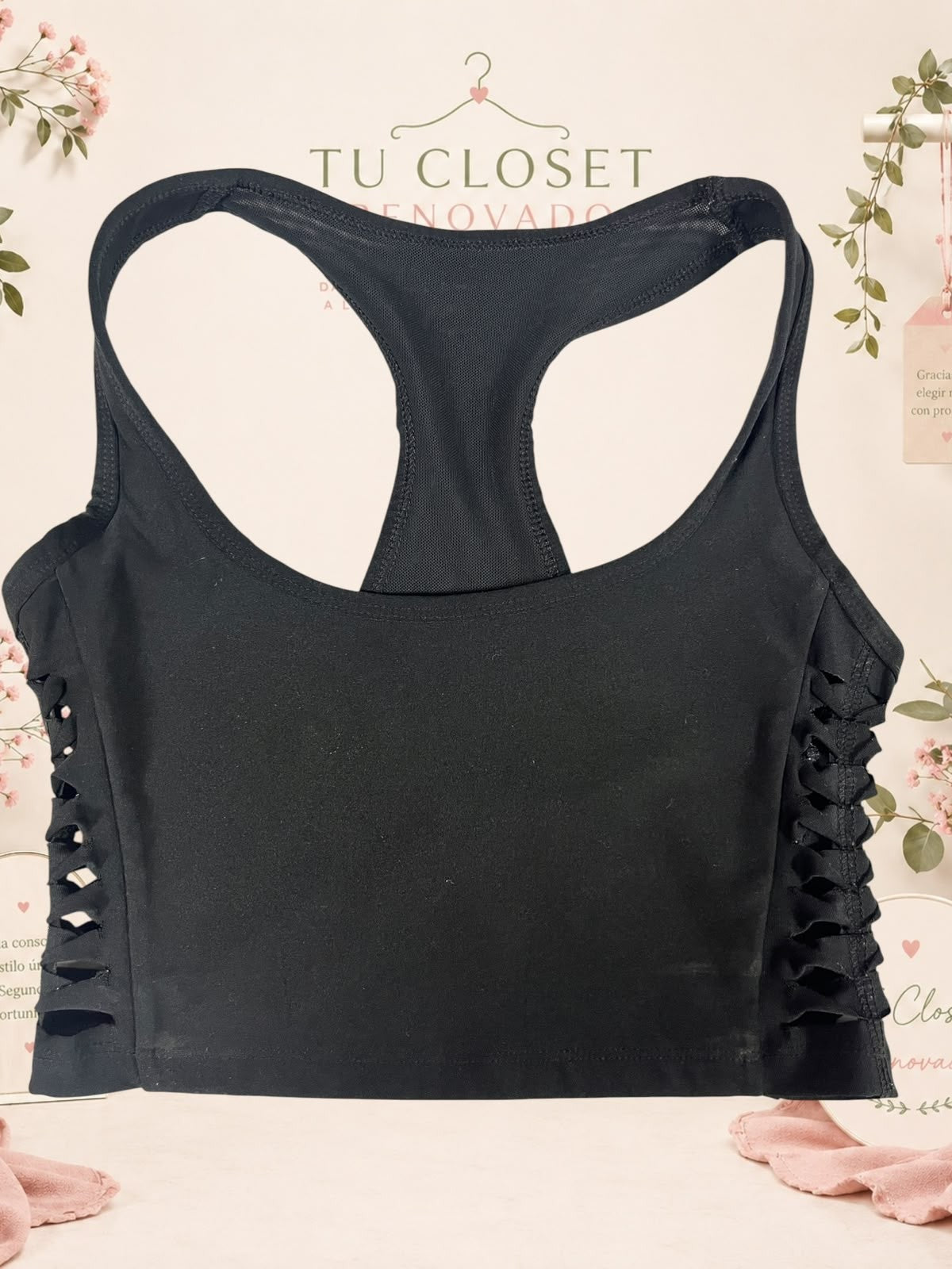 Top deportivo negro Tuclosetrenovado.cl con espalda nadadora y detalles laterales trenzados para entrenamiento