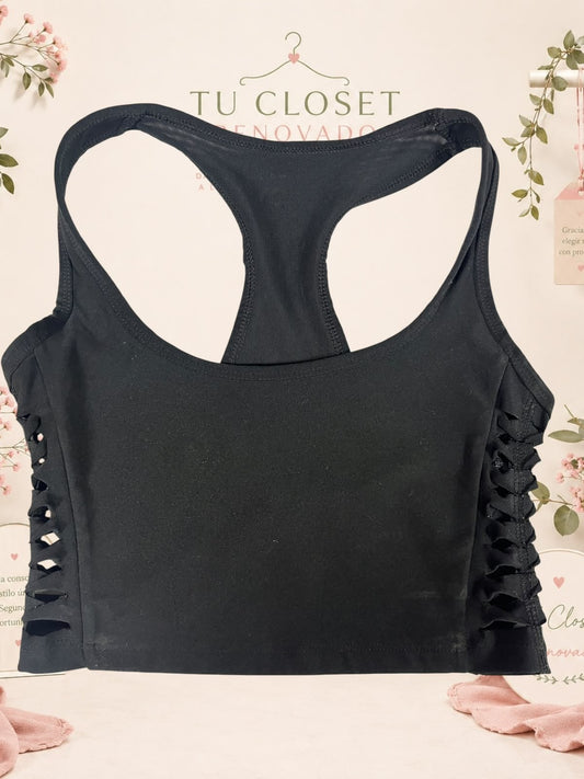 Top deportivo negro Tuclosetrenovado.cl con espalda nadadora y detalles laterales trenzados para entrenamiento