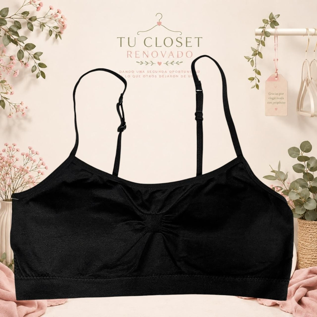 Top deportivo negro de Tuclosetrenovado.cl con tirantes finos ajustables y detalle fruncido en el centro