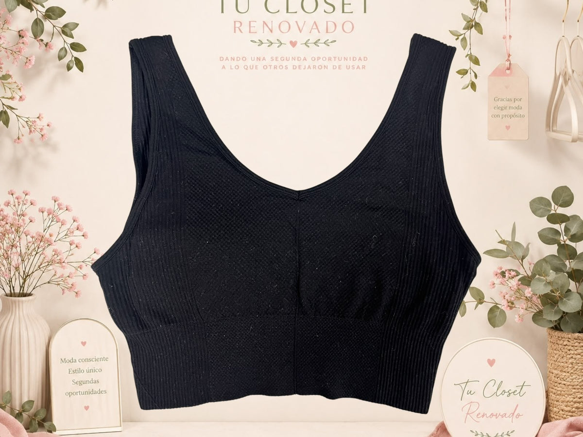 Top deportivo negro de Tuclosetrenovado.cl con diseño acanalado y escote en V, ideal para entrenamiento