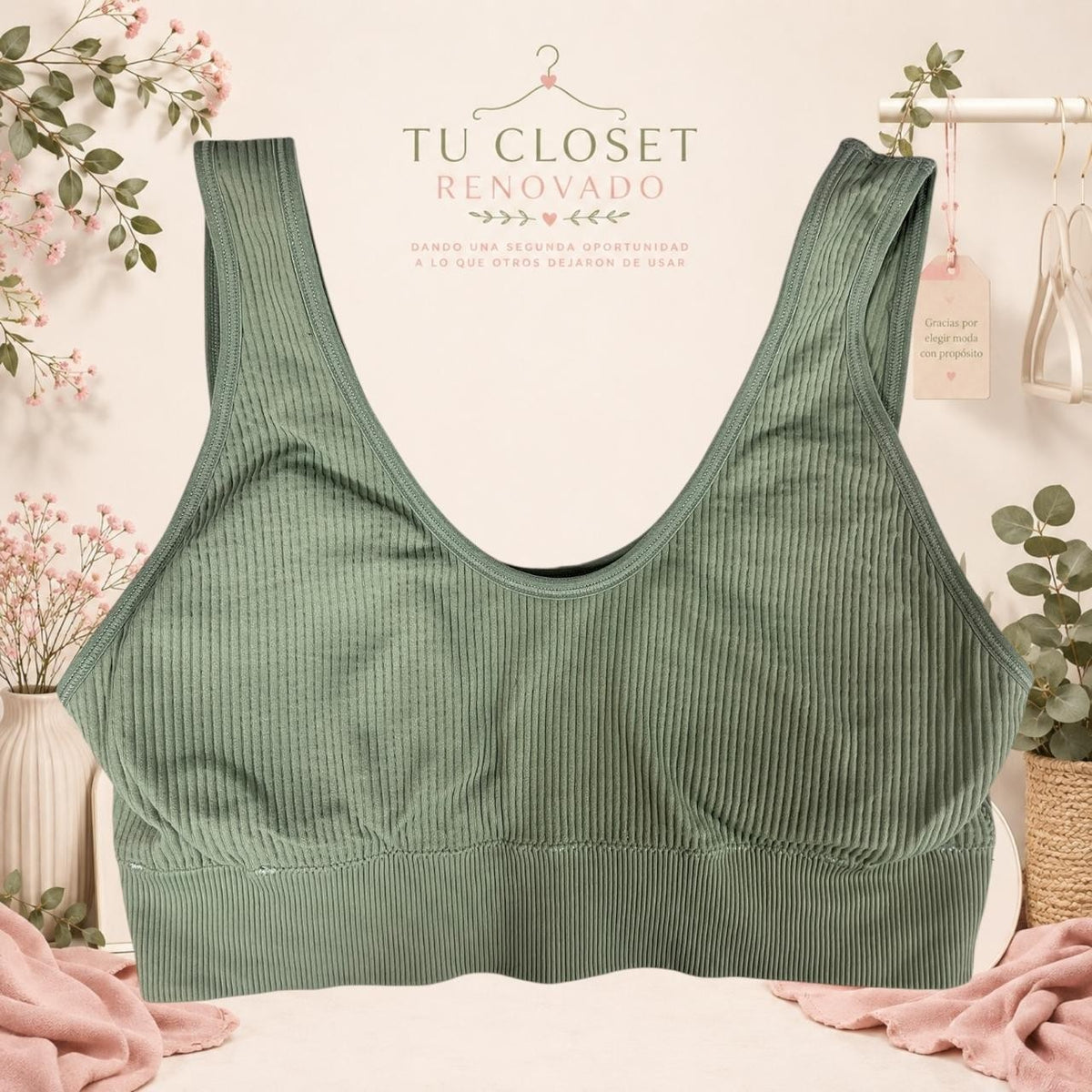 Top deportivo Tuclosetrenovado.cl de color verde oliva con textura acanalada y diseño sin costuras
