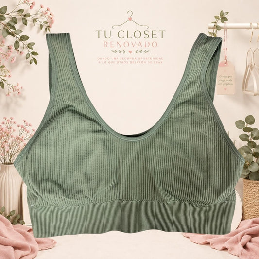 Top deportivo Tuclosetrenovado.cl de color verde oliva con textura acanalada y diseño sin costuras