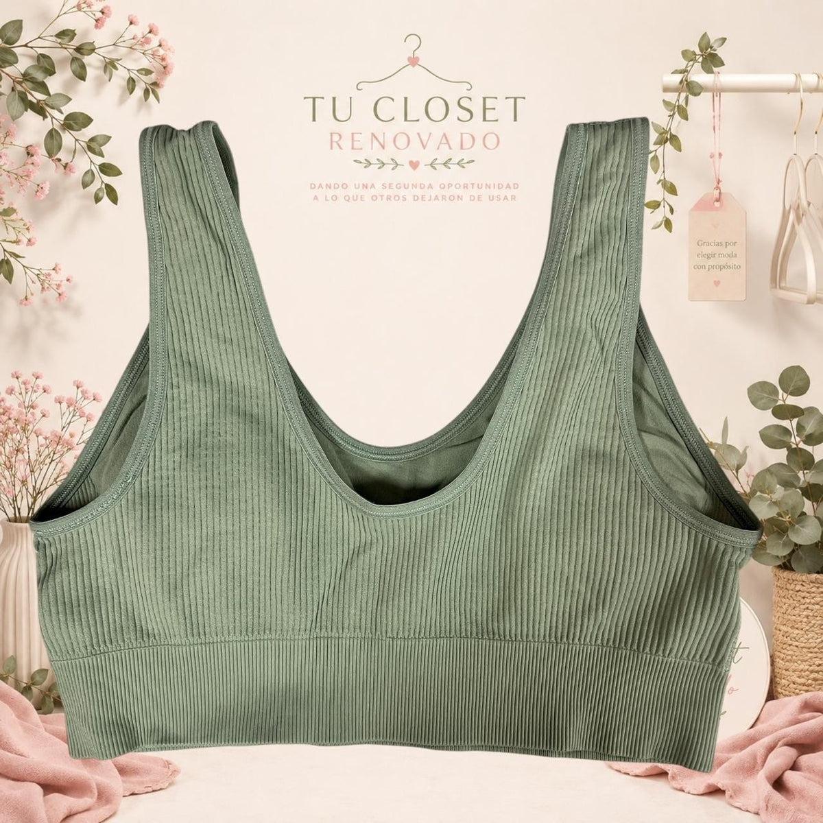 Top deportivo Tuclosetrenovado.cl de color verde oliva con textura acanalada y diseño sin costuras