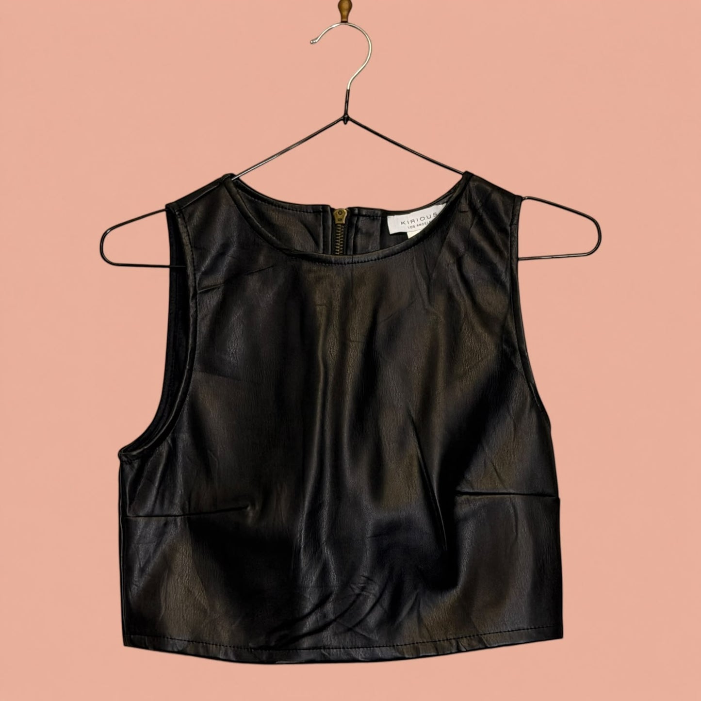 Top corto de eco cuero negro sin mangas con cremallera trasera de Tuclosetrenovado.cl