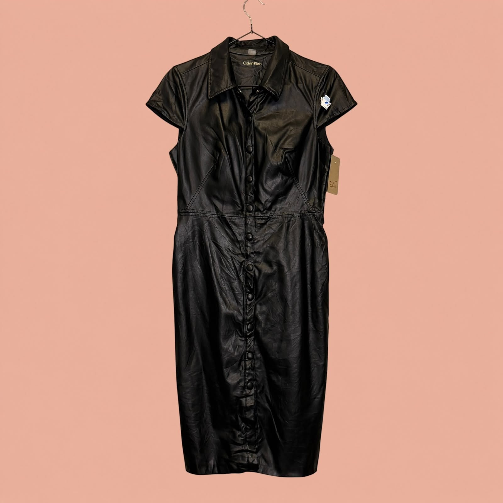Vestido midi negro de cuero sintético con botones frontales y cuello clásico de la marca Tuclosetrenovado.cl