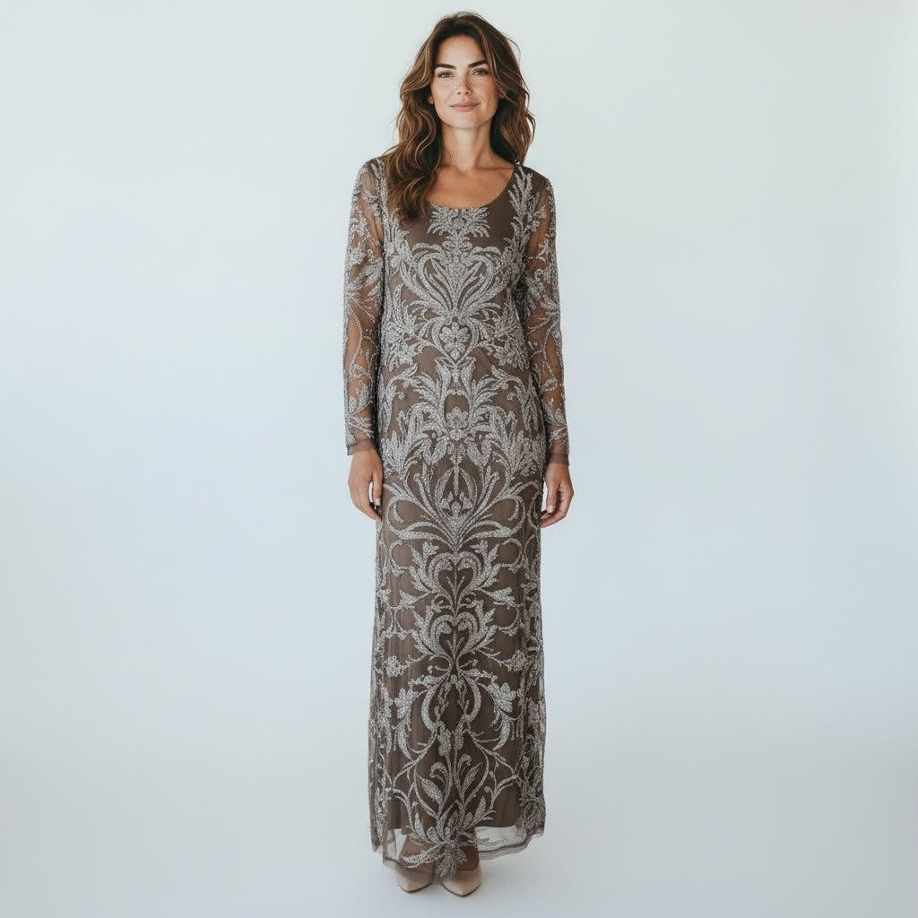 Modelo vistiendo vestido largo de noche Tuclosetrenovado.cl con lentejuelas plateadas y diseño floral sobre tul marrón