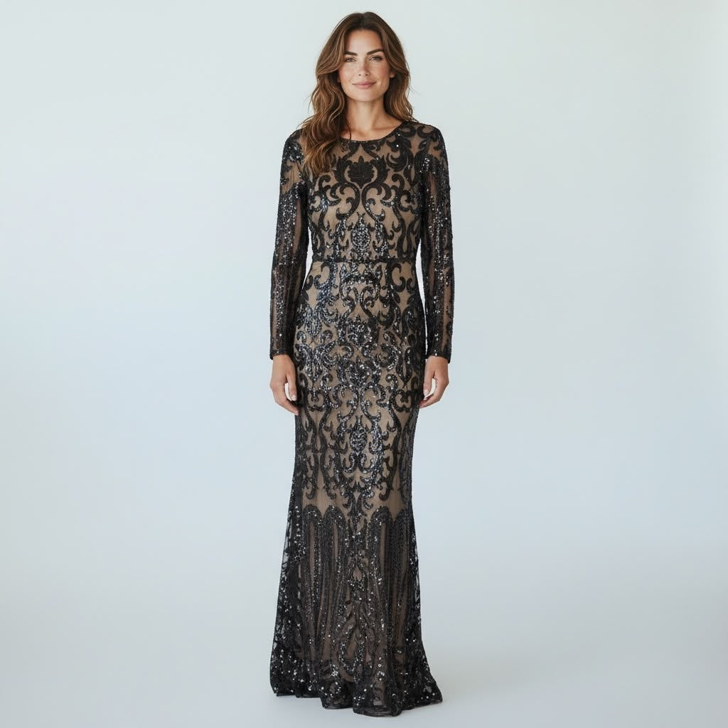 Modelo vistiendo vestido largo de noche Tuclosetrenovado.cl negro con lentejuelas y diseño de encaje elegante