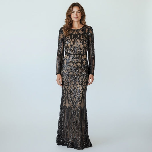 Modelo vistiendo vestido largo de noche Tuclosetrenovado.cl negro con lentejuelas y diseño de encaje elegante