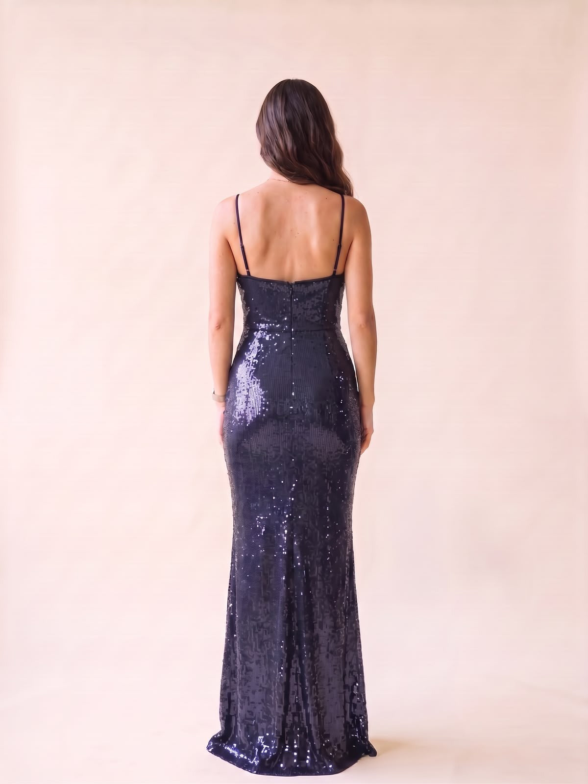 Vestido largo de fiesta azul marino con lentejuelas de Tuclosetrenovado.cl, corte ajustado y tirantes finos