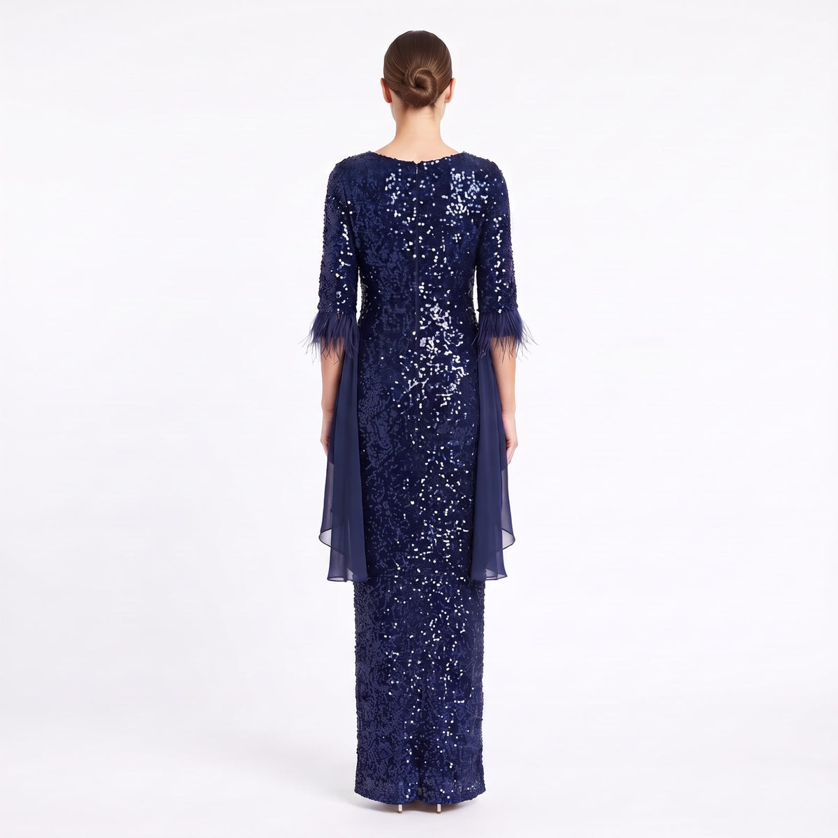Vestido largo de fiesta azul marino con lentejuelas, mangas tres cuartos con plumas y detalles de gasa Tuclosetrenovado.cl