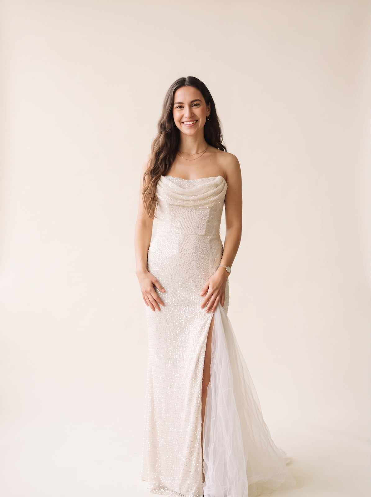 Mujer sonriente vistiendo un vestido largo de lentejuelas blanco con escote drapeado de Tuclosetrenovado.cl